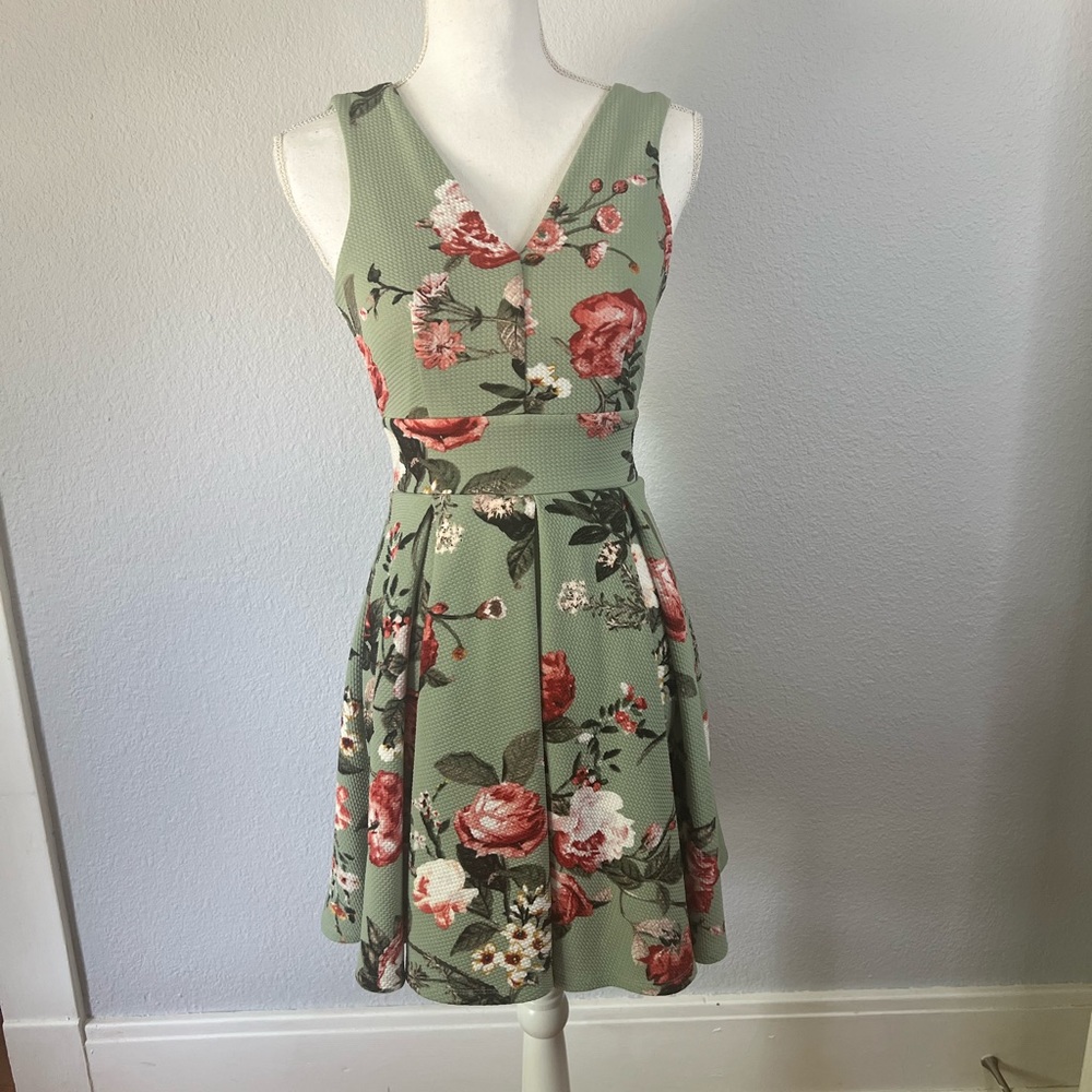 Haute Monde Green Floral Print Pleated Sleeveless Fit & Flare Dress